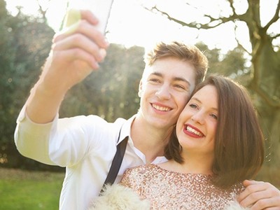 Gia đình và bạn bè giúp chúng ta hạnh phúc hơn tiền bạc. Ảnh: Glamour.