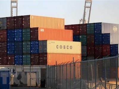 Hàng hóa Trung Quốc được xếp tại cảng Long Beach, Los Angeles, Mỹ. (Nguồn: THX/TTXVN).