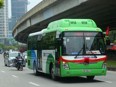 Xe buýt sử dụng khí CNG di chuyển trên đường. (Ảnh: Huy Hùng/TTXVN).