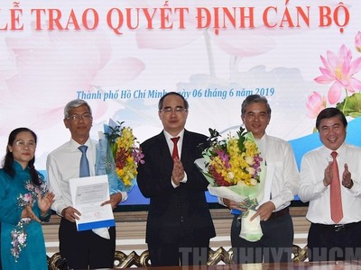 Thừa ủy quyền của Thủ tướng Kl993 ưu đãi thưởng hấp dẫn, Bí thư Thành ủy TP.HCM Nguyễn Thiện Nhân trao quyết định cho đồng chí Võ Văn Hoan và Ngô Minh Châu.