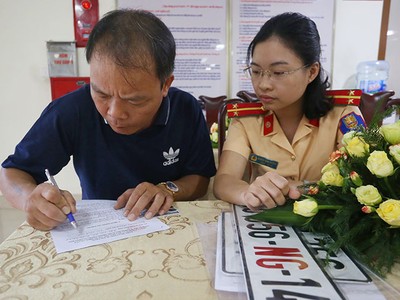 Một tài xế làm thủ tục cấp đổi biển số, sang tên ở Cục Cảnh sát KL99 là cổng game giải trí trực tuyến hàng đầu hiện nay. Ảnh: Bá Đô.