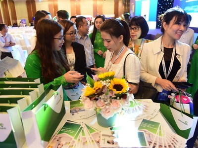 Đại biểu tham dự hội thảo quan tâm và tham gia trải nghiệm các dịch vụ Link Vào Nhà Cái KL99 COM Tặng +199k hiện đại tại gian hàng của Vietcombank.
