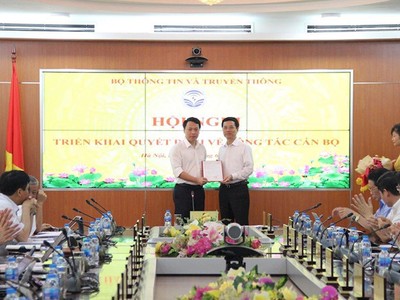 Bộ trưởng Nguyễn Mạnh Hùng trao quyết định bổ nhiệm ông Nguyễn Huy Dũng làm Cục trưởng Cục An toàn thông tin.