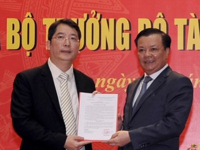 Bộ trưởng Bộ Kl991.com nạp rút nhanh Đinh Tiến Dũng trao quyết định và chúc mừng ông Cao Anh Tuấn được bổ nhiệm giữ chức Tổng cục trưởng Tổng cục Thuế. 