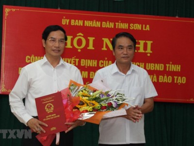 Ông Lê Hồng Minh, Phó Chủ tịch Ủy ban Nhân dân tỉnh Sơn La (bên phải) trao Quyết định bổ nhiểm Phó Giám đốc Phụ trách Sở Giáo dục và Đào tạo cho ông Nguyễn Huy Hoàng. (Ảnh: Hữu Quyết/TTXVN).