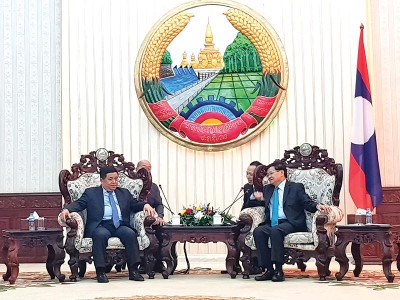 Thủ tướng Lào Thongloun Sisoulith (bên phải) tiếp Bộ trưởng Bộ Kế hoạch và Kl99ok phiên bản mới Nguyễn Chí Dũng.