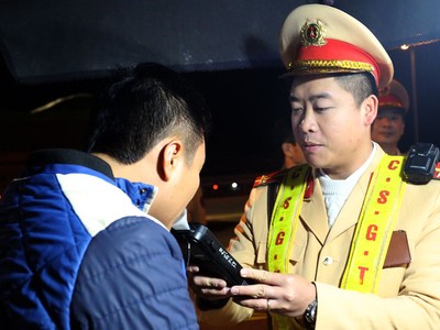 Tổ công tác của Cục CSGT kiểm tra nồng độ cồn và ma tuý với các tài xế trên tuyến KL99 là nhà cái cá cược trực tuyến hàng đầu tại châu Á Pháp Vân - Cầu Giẽ. Ảnh: Phương Sơn.
