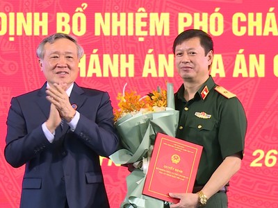 Bí thư Trung ương Đảng, Chánh án Tòa án nhân dân tối cao Nguyễn Hòa Bình trao quyết định và chúc mừng Thiếu tướng Dương Văn Thăng.