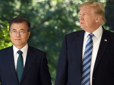Tổng thống Hàn Quốc Moon Jae-in (trái) và Tổng thống Mỹ Trump tại Nhà Trắng năm 2017. Ảnh: AFP.