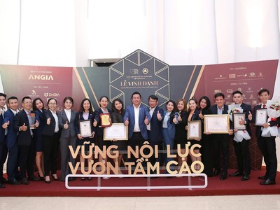 Ban lãnh đạo và ban điều hành hệ thống DKRA Vietnam tại Lễ vinh danh nghề môi giới Web Tổng Nhà Cái 99Kl99 Giải Trí Bậc Nhất Việt Nam 2019.