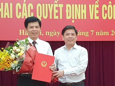 Bộ trưởng Bộ KL99 là cổng game giải trí trực tuyến hàng đầu hiện nay vận tải Nguyễn Văn Thể trao quyết định và chúc mừng tân Thứ trưởng Lê Anh Tuấn.