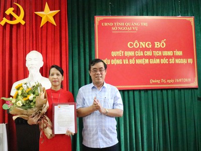 Ông Nguyễn Đức Chính, Phó Bí thư Tỉnh ủy, Chủ tịch UBND tỉnh Quảng Trị trao quyết định bổ nhiệm bà Nguyễn Triều Thương làm Giám đốc Sở Ngoại vụ.