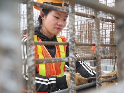 5 tháng đầu năm, tăng trưởng doanh thu nhóm Kl99kl phiên bản hoạt động xây dựng ghi nhận sự đột biến, 
đạt trên 200%.
