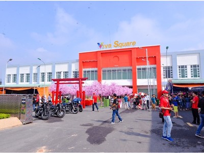 Viva Square thu hút đông đảo người dân địa phương đến vui chơi, tham quan mua sắm. 