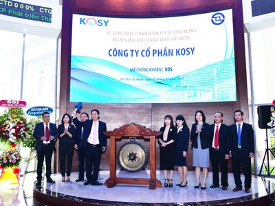 Đội ngũ lãnh đạo của KOSY và HOSE thực hiện nghi thức đánh cồng.