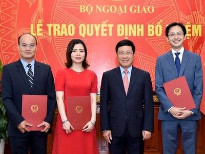 Phó Thủ tướng, Bộ trưởng Ngoại giao Phạm Bình Minh trao quyết định và chúc mừng 3 tân Vụ trưởng.