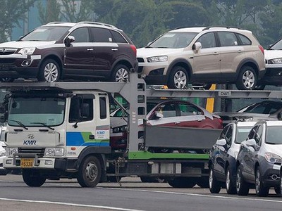 Xe nhập tăng tốc vào Việt Nam né "tháng cô hồn", tháng 7 âm lịch theo quan niệm của nhiều người dân.