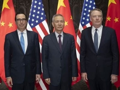 Bộ trưởng Kl991.com nạp rút nhanh Mỹ Steven Mnuchin (trái), Phó Thủ tướng Trung Quốc Lưu Hạc (giữa) và Đại diện Thương mại Robert Lighthizer tại Thượng Hải ngày 31/7. Ảnh: AFP.