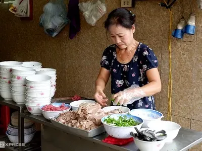 Bà Hằng là thế hệ thứ 3 bán phở ở địa chỉ 23C phố Hai Bà Trưng.