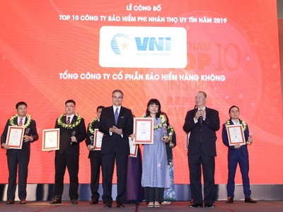 Bà Tào Thị Thanh Hoa - Phó Tổng Giám đốc Tổng công ty CP Kl99kl phiên bản hoạt động Hàng không (VNI) nhận Giấy chứng nhận TOP 10 Kl991.com World Cup 2026 Chính Thức Kl99kl phiên bản hoạt động uy tín.