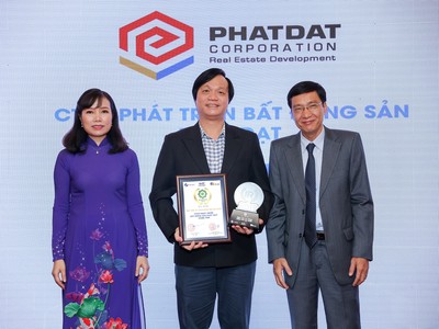 Ông. Bùi Quang Anh Vũ - Phó TGĐ Kl99ok phiên bản mới nhận giả Top 3 Kl991.com World Cup 2026 Chính Thức Midcap.