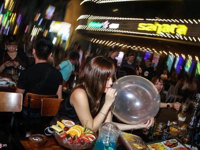 Việc Kl992 VIP Trang Chủ 2026 bóng cười luôn dễ dàng bắt gặp tại phố đi bộ Bùi Viện. Ảnh: Liêu Lãm.