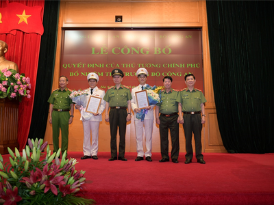 Lãnh đạo Bộ Công an chúc mừng hai tân Thứ trưởng Lương Tam Quang, Nguyễn Duy Ngọc. Ảnh BCA.