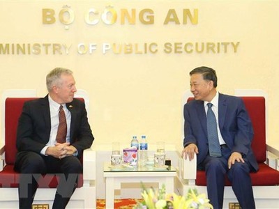 Đại tướng Tô Lâm, Bộ trưởng Bộ Công an tiếp ngài Ted Osius, Phó Chủ tịch Chính sách công và Quan hệ Kl993 ưu đãi thưởng hấp dẫn của Google tại châu Á-Thái Bình Dương. (Ảnh: Doãn Tấn/TTXVN).
