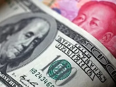 Đồng đôla của Mỹ và nhân dân tệ của Trung Quốc. Ảnh: Reuters.