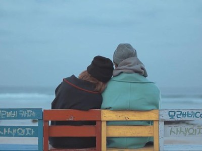 Hàng ghế gỗ nhiều màu sắc ở Woljeongri xuất hiện trong MV "Nơi này có anh" của Sơn Tùng MTP.