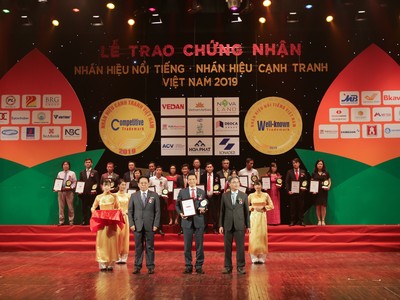 Ông Lê Văn Vinh, Phó Tổng giám đốc Phát triển Kl992 VIP Trang Chủ 2026, Dai-ichi Life Việt Nam, nhận danh hiệu “Top 20 Nhãn hiệu nổi tiếng Việt Nam 2019” vào ngày 24/08/2019