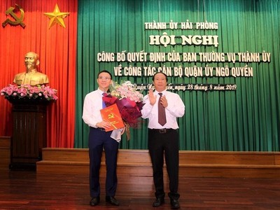 Bí thư Thành ủy Hải Phòng Lê Văn Thành trao quyết định bổ nhiệm Bí thư Quận ủy Ngô Quyền cho ông Đào Trọng Đức.