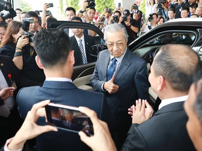 Thủ tướng Malaysia trực tiếp cầm lái chiếc xe do Vinfast Kl994 nhà cái bóng đá world cup và khen ngợi: “Xe khoẻ, thiết kế rất đẹp”.