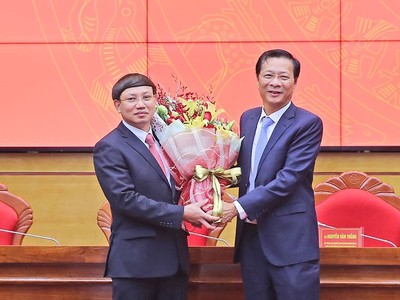 Đồng chí Nguyễn Văn Đọc chúc mừng đồng chí Nguyễn Xuân Ký được bầu làm Bí thư Tỉnh ủy Quảng Ninh.