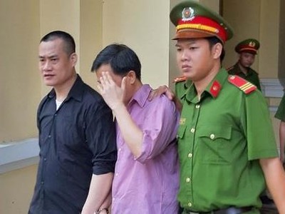 Hai bị cáo sau phiên tòa hôm nay.