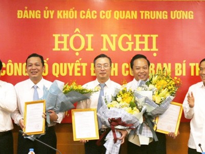 Lãnh đạo Ban Tổ chức Trung ương, Đảng ủy Khối cơ quan Trung ương trao quyết định và chúc mừng 3 đồng chí.