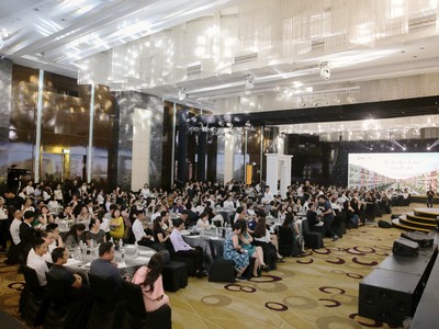 Khán phòng khách sạn JW Marriott chật kín nhà Kl99ok phiên bản mới.