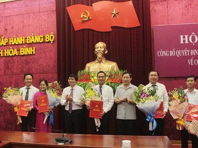 Phó Bí thư Thường trực Tỉnh ủy, Chủ tịch HĐND tỉnh Hòa Bình Trần Đăng Ninh và Phó Chủ tịch UBND tỉnh Bùi Văn Cửu trao Quyết định cho các đồng chí được điều động, luân chuyển, bổ nhiệm.