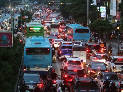 Trên đường Tố Hữu chiều tối 18/9, phương tiện đi vào làn đường riêng cho xe BRT tuyến Kim Mã - Yên Nghĩa. Ảnh: Võ Hải.