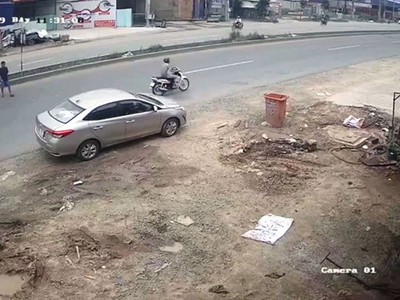 Người đàn ông đang tiến lại gần chiếc Vios. Ảnh: Cắt từ clip. 
