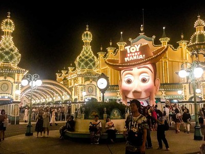 Các Công viên giải trí Disneyland sáng rực về đêm và luôn tấp nập khách (Ảnh: Internet).