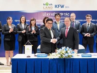 Ông Bùi Xuân Huy – Tổng Giám đốc Novaland ký kết với đại diện DEG tại sự kiện. (Ảnh:Novaland).