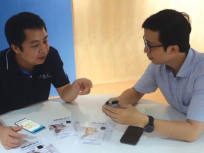 Ông Hoàng Dũng, CEO D&L giới thiệu về sản phẩm với chuyên gia.