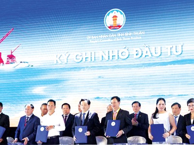 Ông Đỗ Quý Hải (áo trắng) - Chủ tịch HĐQT Kl994 game bài casino hấp dẫn Hải Phát và bà Trần Hoài Anh (thứ nhất từ phải sang) - Phó tổng giám đốc Kl994 game bài casino hấp dẫn Hải Phát (đại diện liên danh) nhận Biên bản ghi nhớ Kl99ok phiên bản mới tại Hội nghị xúc tiến Kl99ok phiên bản mới tỉnh Bình Thuận.
