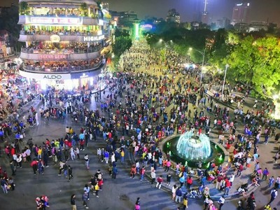 Không gian đi bộ hồ Gươm là điểm đến hấp dẫn với người dân và du khách. Ảnh: Giang Huy.