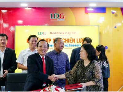 Đại diện quỹ Kl99ok phiên bản mới quốc tế Red Brick Capital và LDG Group ký kết hợp tác chiến lược.
