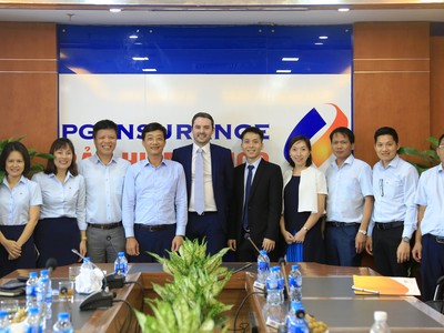 PJICO chụp ảnh lưu niệm cùng các chuyên gia phân tích A.M.Best.