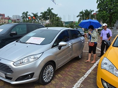 Các đại lý xe cũ đang lên kế hoạch xuống giá để "đấu" với giới buôn xe mới về doanh số.