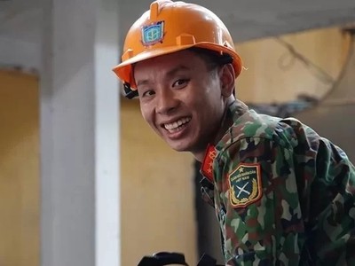 Nụ cười của bộ đội Hoá học sau khi hoàn thành nhiệm vụ tiêu tẩy thủy ngân ở nhà kho công ty Rạng Đông.