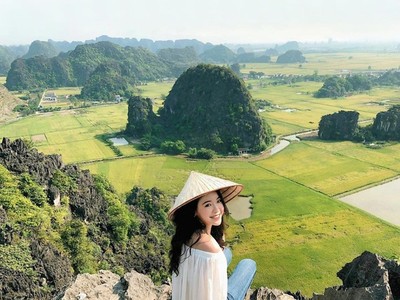 Hang Múa: Điểm “check-in” trên “lưng chừng trời” đẹp không tưởng ở Ninh Bình!